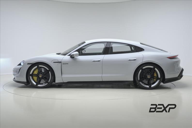 Porsche-TAYCAN-Turbo S