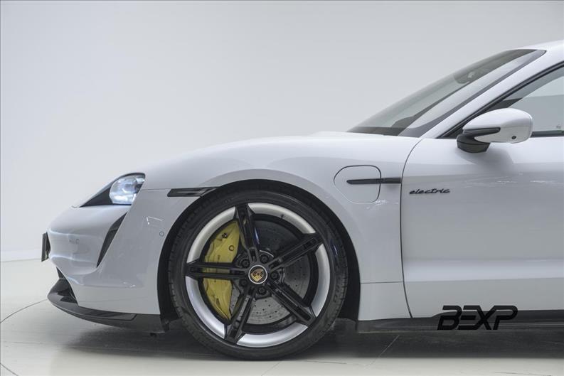Porsche-TAYCAN-Turbo S