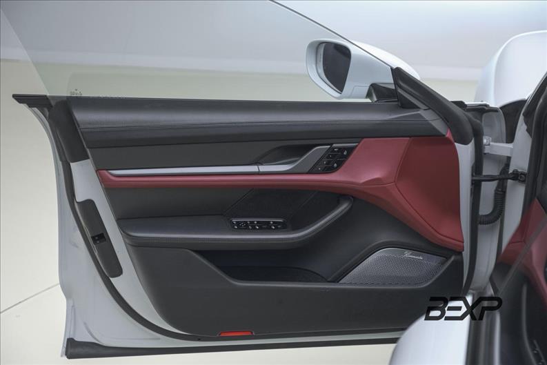 Porsche-TAYCAN-Turbo S
