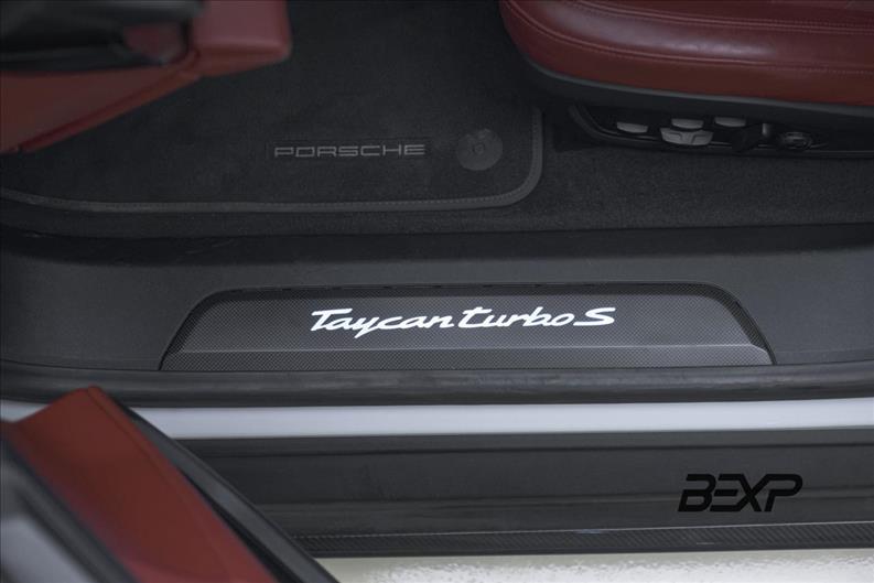 Porsche-TAYCAN-Turbo S