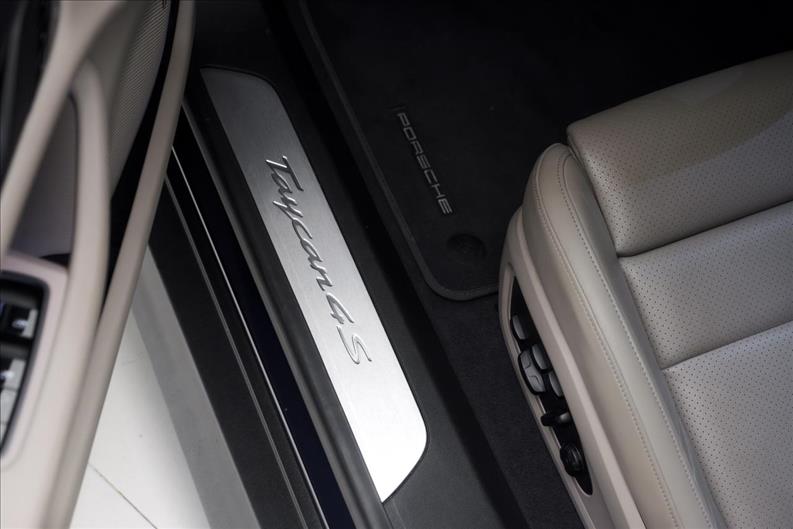 Porsche-TAYCAN-4s