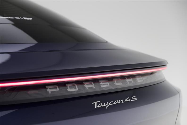 Porsche-TAYCAN-4s