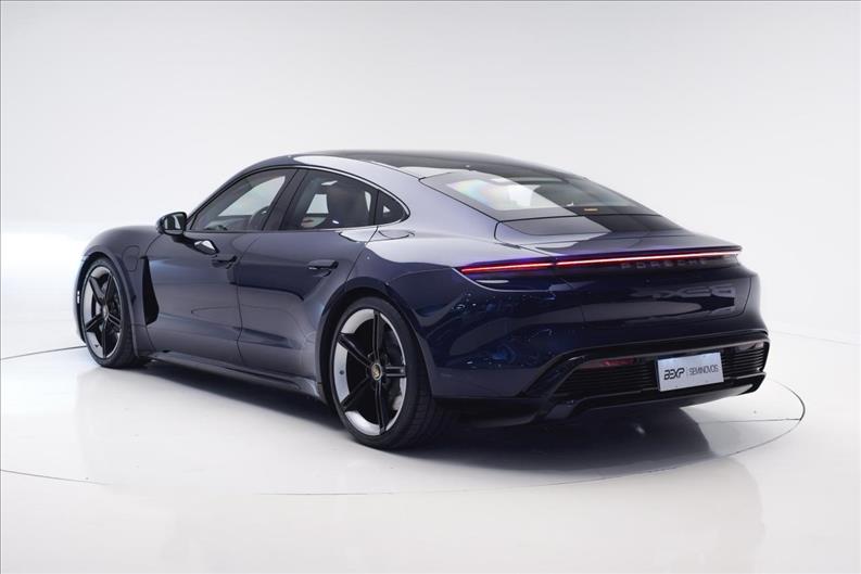 Porsche-TAYCAN-Turbo
