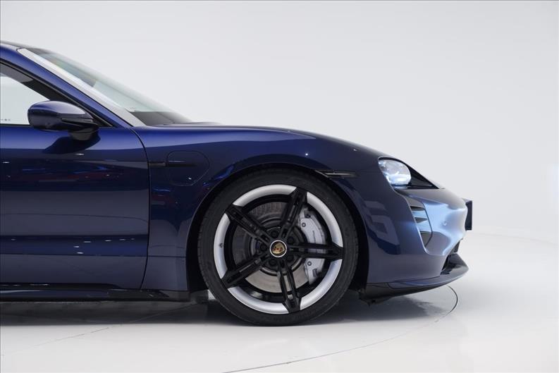 Porsche-TAYCAN-Turbo