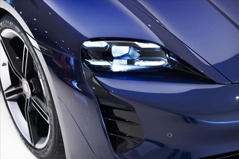 Porsche-TAYCAN-Turbo