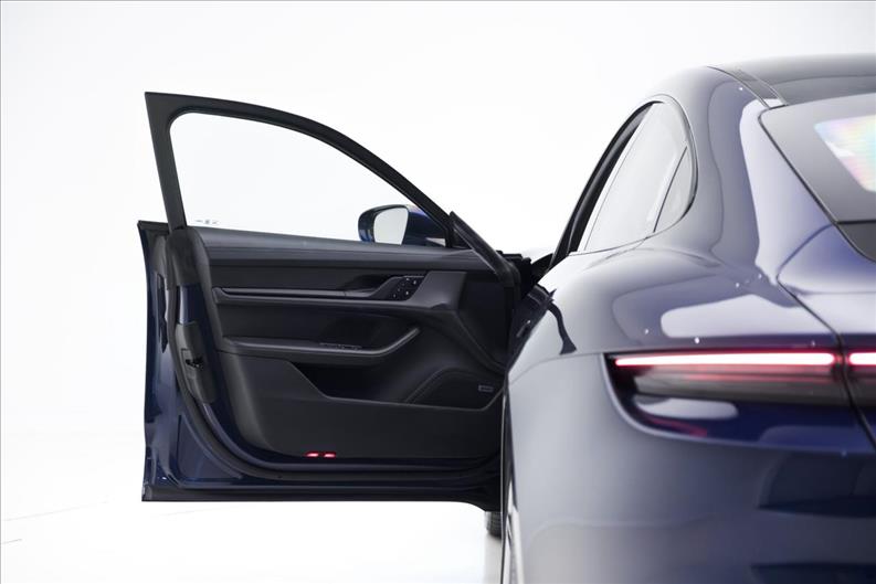 Porsche-TAYCAN-Turbo