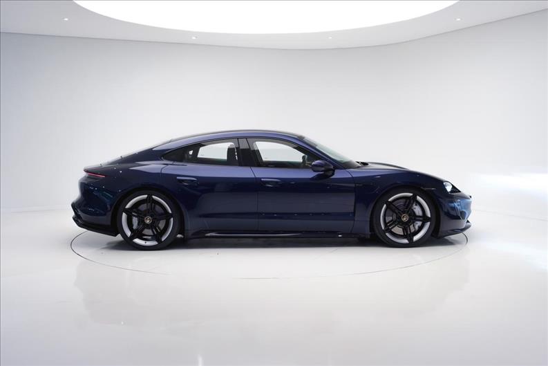 Porsche-TAYCAN-Turbo