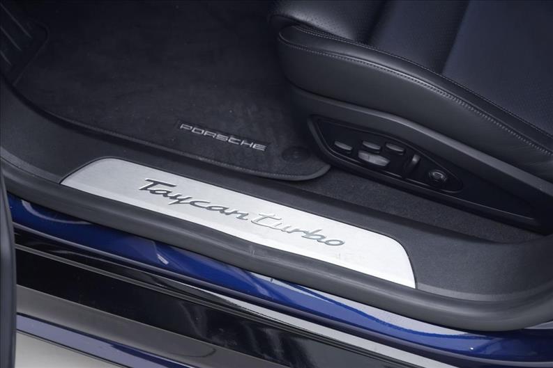 Porsche-TAYCAN-Turbo