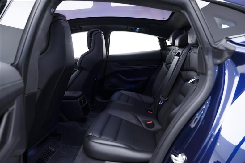 Porsche-TAYCAN-Turbo