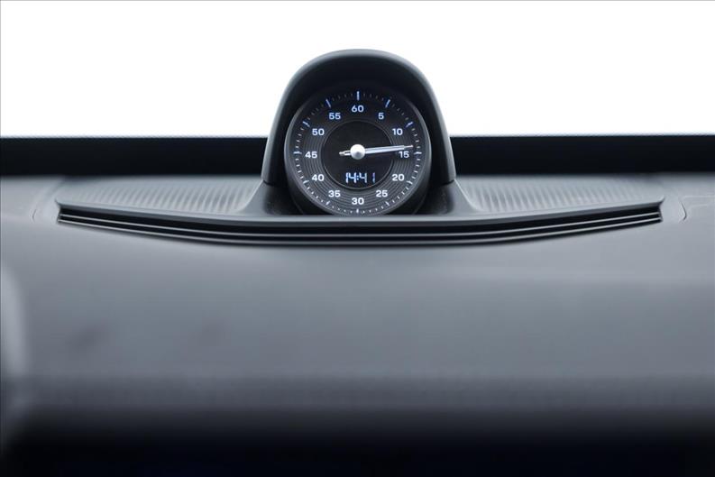 Porsche-TAYCAN-Turbo