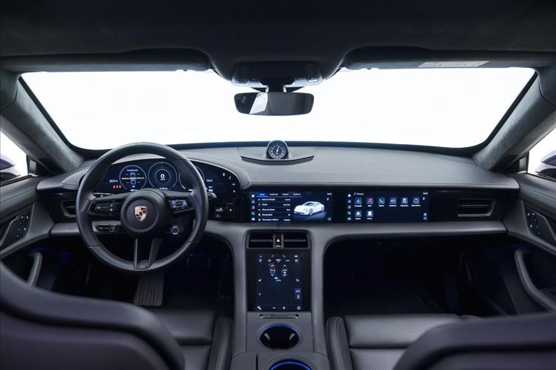 Porsche-TAYCAN-Turbo