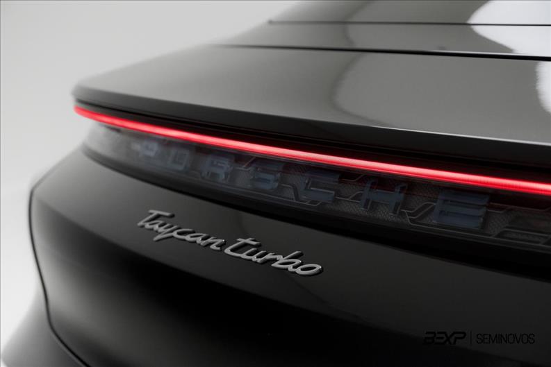 Porsche-TAYCAN-Turbo