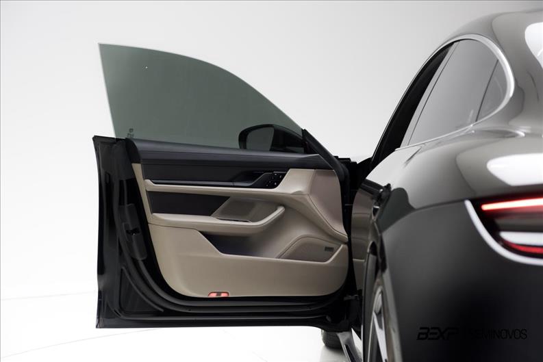 Porsche-TAYCAN-Turbo