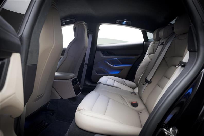 Porsche-TAYCAN-Turbo