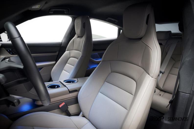 Porsche-TAYCAN-Turbo