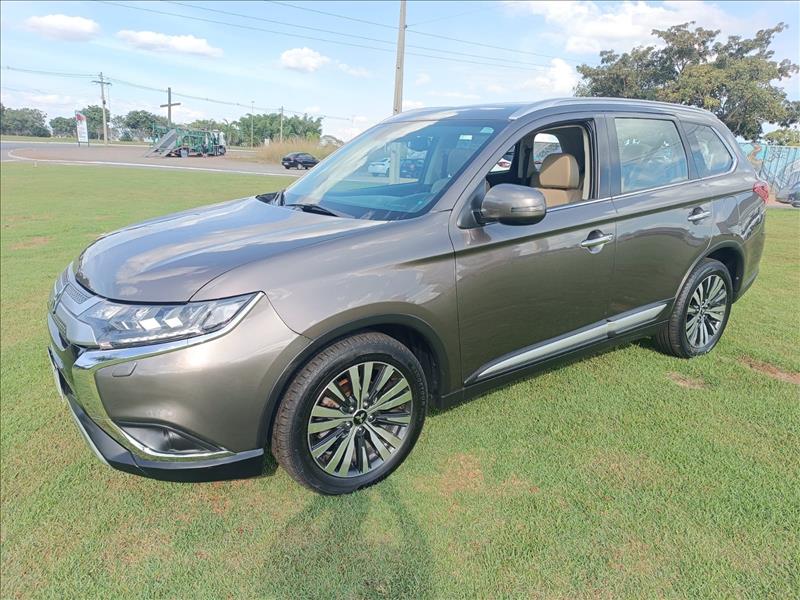  OUTLANDER  2.2 Mivec Di-d Hpe-s AWD 2