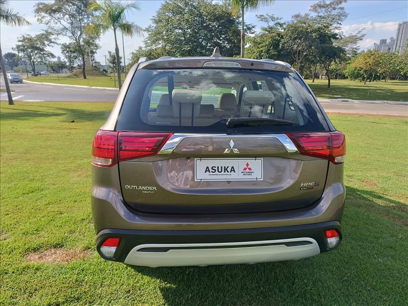  OUTLANDER  2.2 Mivec Di-d Hpe-s AWD 3