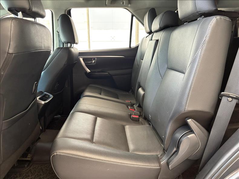  HILUX SW4  2.8 D-4d Turbo SRX 7L 4X4 