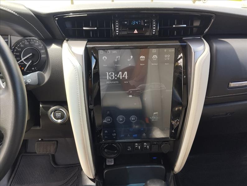  HILUX SW4  2.8 D-4d Turbo Diamond 7L 4X4 13