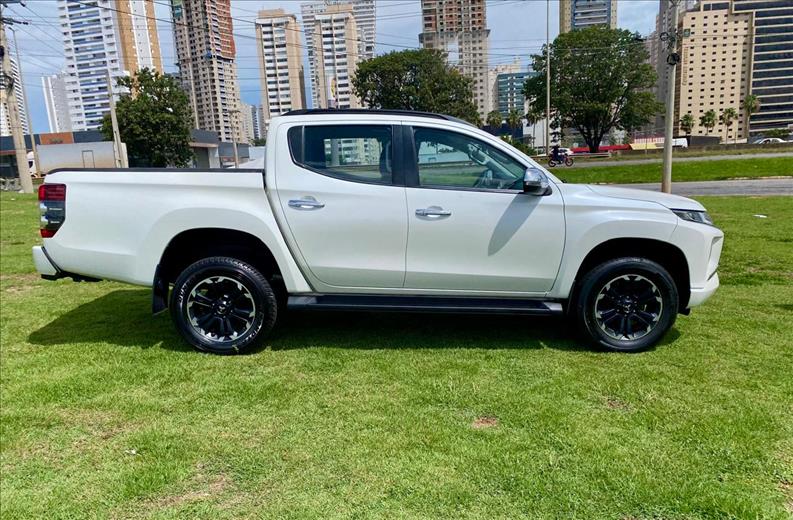 L200 TRITON 2.4 16V Turbo Sport HPE CD 4X4 L200 TRITON 2.4 16V Turbo Sport HPE CD 4X4
