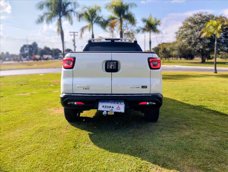  TORO  2.0 16V Turbo Volcano 4WD 2
